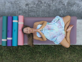Kino MacGregor feet photo thumbnail