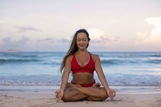 Kino MacGregor feet photo thumbnail