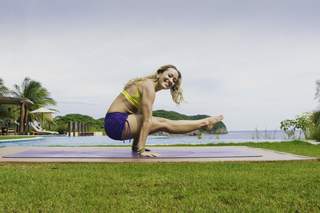 Kino MacGregor feet photo thumbnail