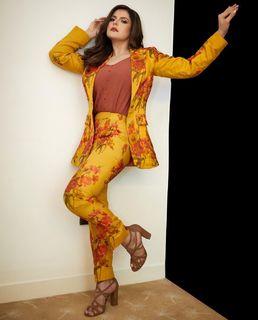 Zareen Khan feet photo thumbnail