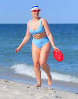 Iskra Lawrence feet photo thumbnail