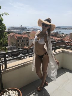 Emma Lovett feet photo thumbnail
