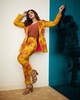Zareen Khan feet photo thumbnail