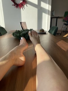 Emma Lovett feet photo thumbnail