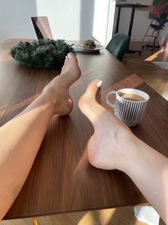 Emma Lovett feet photo thumbnail