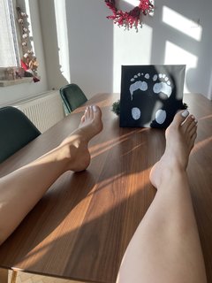 Emma Lovett feet photo thumbnail