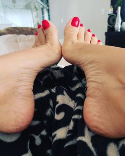 Karin Klemp feet photo thumbnail