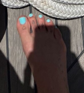 Nicole Neumann feet photo thumbnail