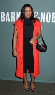 Mindy Kaling feet photo thumbnail