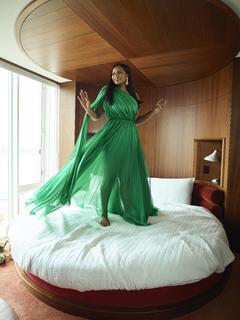 Mindy Kaling feet photo thumbnail