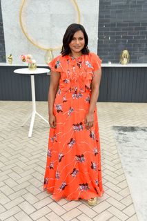 Mindy Kaling feet photo thumbnail