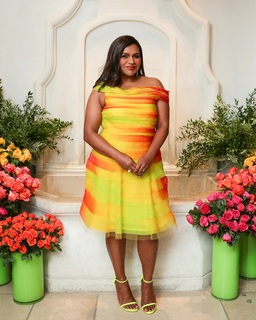 Mindy Kaling feet photo thumbnail