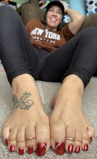Deedee Rican feet photo thumbnail