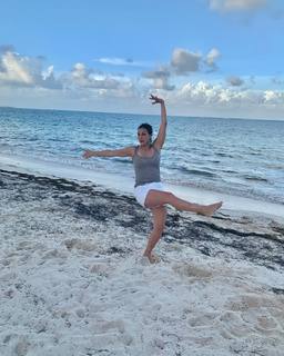 Morena Baccarin feet photo thumbnail