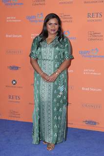 Mindy Kaling feet photo thumbnail
