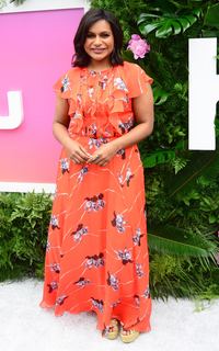 Mindy Kaling feet photo thumbnail