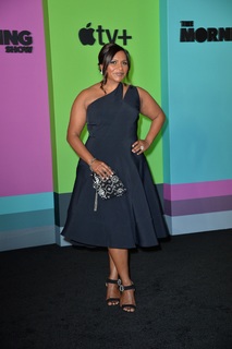Mindy Kaling feet photo thumbnail