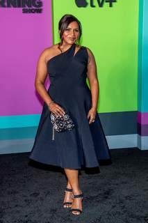Mindy Kaling feet photo thumbnail