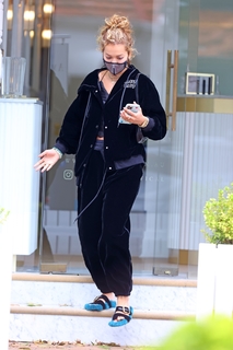 Rita Ora feet photo thumbnail