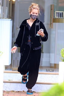 Rita Ora feet photo thumbnail