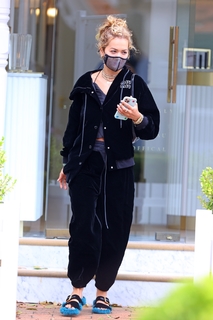 Rita Ora feet photo thumbnail