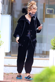 Rita Ora feet photo thumbnail
