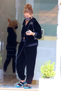 Rita Ora feet photo thumbnail