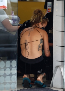 Rita Ora feet photo thumbnail