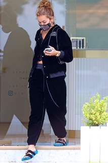 Rita Ora feet photo thumbnail