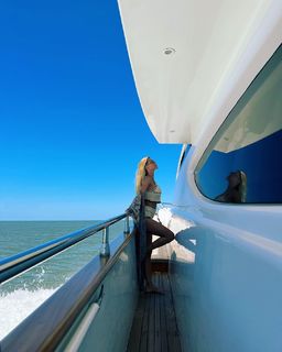 Nicole Neumann feet photo thumbnail