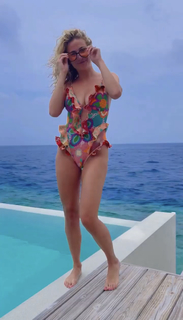 Pixie Lott feet photo thumbnail