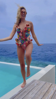 Pixie Lott feet photo thumbnail