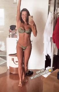 Deborah Secco feet photo thumbnail