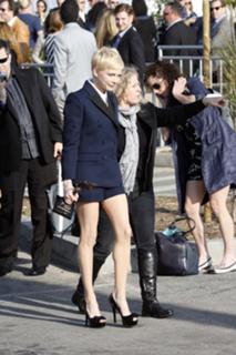 Michelle Williams feet photo thumbnail