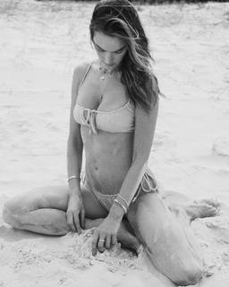 Alessandra Ambrosio feet photo thumbnail