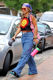 Rita Ora feet photo thumbnail