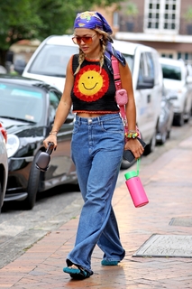 Rita Ora feet photo thumbnail