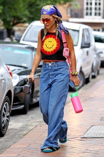 Rita Ora feet photo thumbnail
