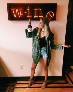 Kelsea Ballerini feet photo thumbnail
