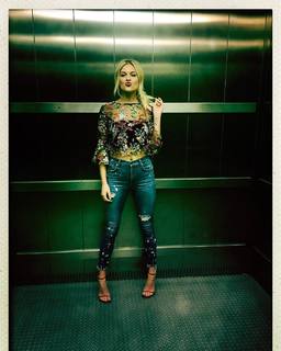 Kelsea Ballerini feet photo thumbnail
