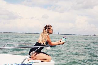Kelsea Ballerini feet photo thumbnail
