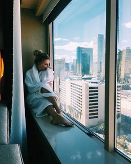 Kelsea Ballerini feet photo thumbnail