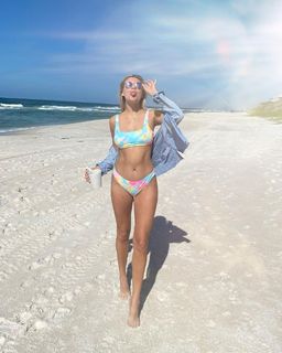 Kelsea Ballerini feet photo thumbnail