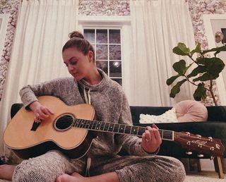 Kelsea Ballerini feet photo thumbnail