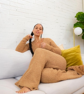 Alicia Keys feet photo thumbnail