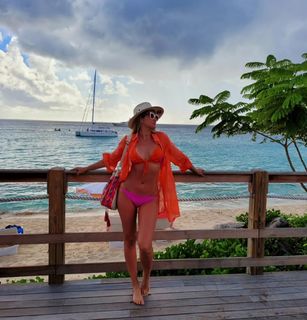 Lívia Andrade feet photo thumbnail