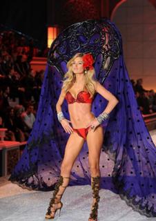 Doutzen Kroes feet photo thumbnail