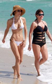 Bethenny Frankel feet photo thumbnail