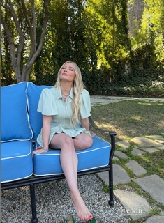 Hilary Duff feet photo thumbnail