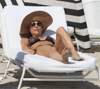 Bethenny Frankel feet photo thumbnail